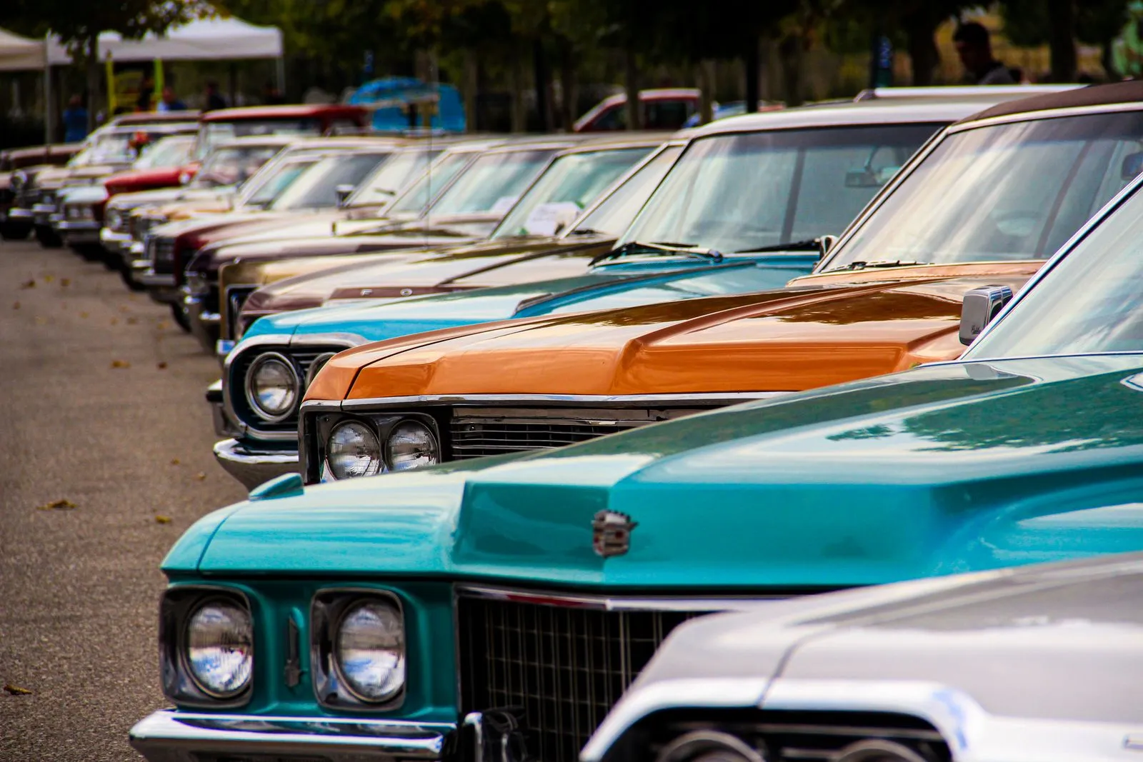 Deux devis d'assurance collection posés côte à côte sur un bureau, calculatrice et clés de voiture ancienne